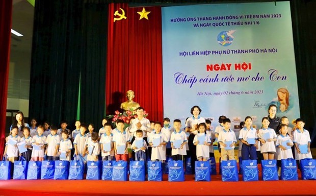 Entregan regalos a los niños huérfanos en Hanói. (Fotografía: VNA)