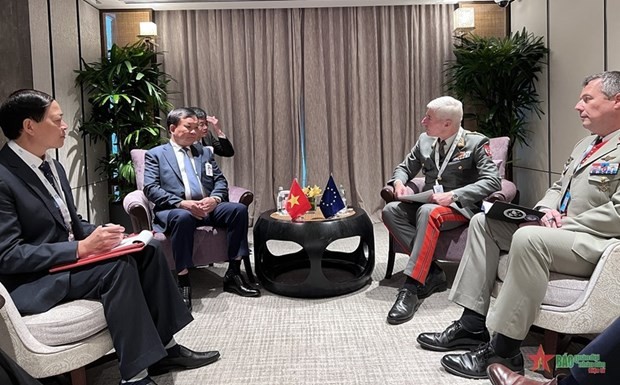 El viceministro de Defensa, teniente general Hoang Xuan Chien, se reunió con el general Robert Brieger, presidente de la Comisión Militar de la Unión Europea. (Fotografía: qdnd.vn)