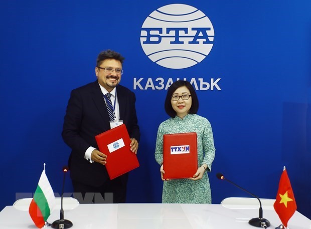 La subdirectora general de la VNA, Doan Thi Tuyet Nhung, y el director general de la BTA, Kiril Valchev, firman el acuerdo de cooperación profesional. (Fotografía: VNA)