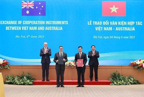 El primer ministro de Vietnam, Pham Minh Chinh, y su homólogo australiano, Anthony Albanese, presencian la ceremonia de la firma del Memorando de Entendimiento. (Fotografía: VNA)