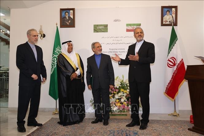 El vicecanciller iraní Alireza Bikdeli (primero a la derecha) interviene en la ceremonia de reapertura de la Embajada, el 6 de junio. (Fotografía: THX/VNA)