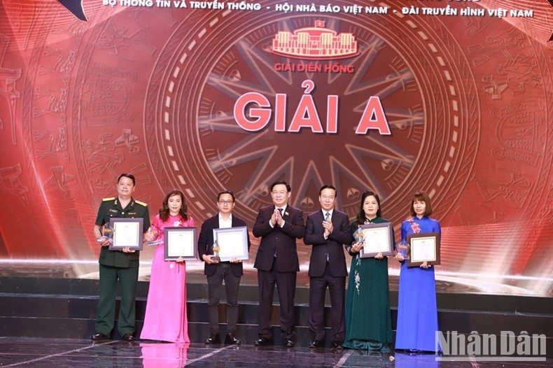 El presidente de Vietnam, Vo Van Thuong, y el titular de la Asamblea Nacional, Vuong Dinh Hue, entregan el premio A a los merecedores. (Fotografía: Nhan Dan)