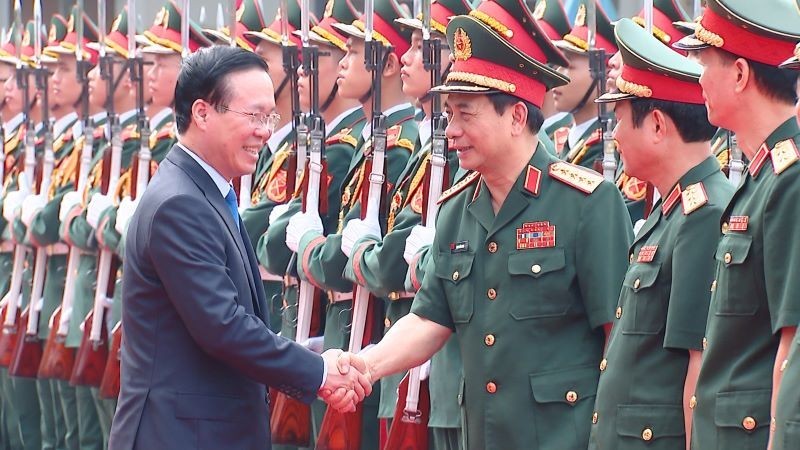 El presidente Vo Van Thuong saluda a los oficiales. (Fotografía: Nhan Dan)