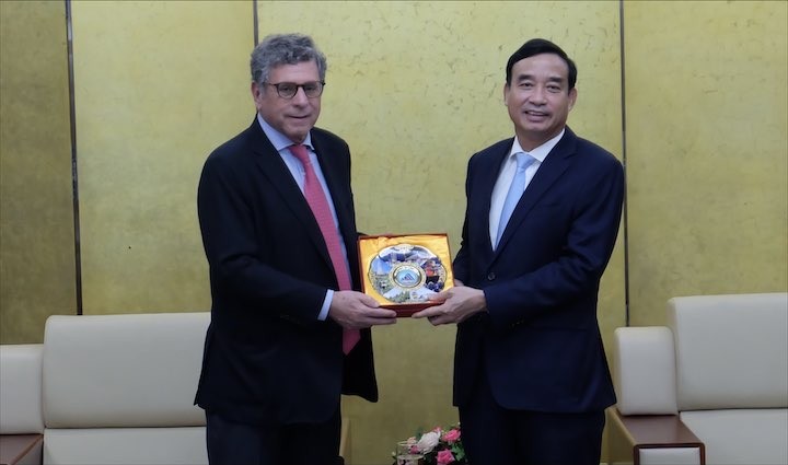 El presidente del Comité Popular de Da Nang, Le Trung Chinh (derecha), entrega un regalo al embajador de Brasil en Vietnam, Marco Farani. (Fotografía: danang.gov.vn)