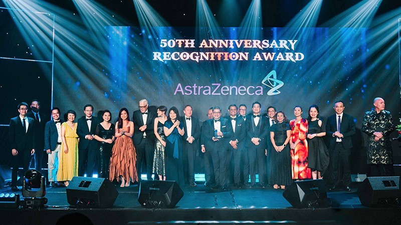 En el acto de premiación. (Fotografía: AstraZeneca)