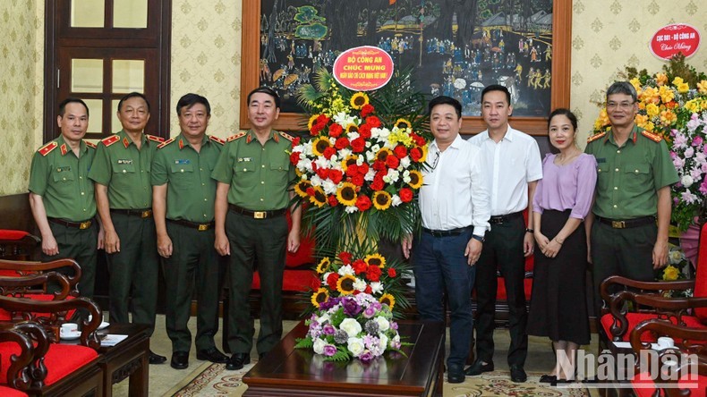 El viceministro de Seguridad Pública Tran Quoc To felicita a representantes de Nhan Dan. (Fotografía: Nhan Dan)
