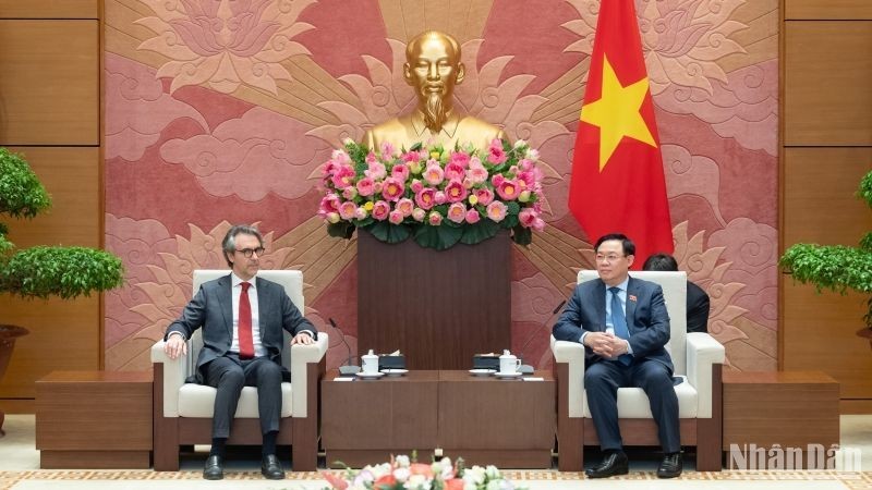 El presidente de la Asamblea Nacional de Vietnam, Vuong Dinh Hue, conversa con el embajador Giorgio Aliberti, jefe de la delegación de la UE en el país. (Fotografía: Nhan Dan)