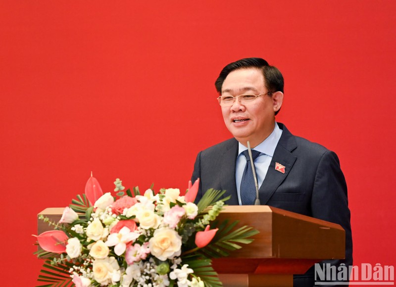 El presidente de la Asamblea Nacional de Vietnam, Vuong Dinh Hue, habla en la cita. (Fotografía: Nhan Dan).