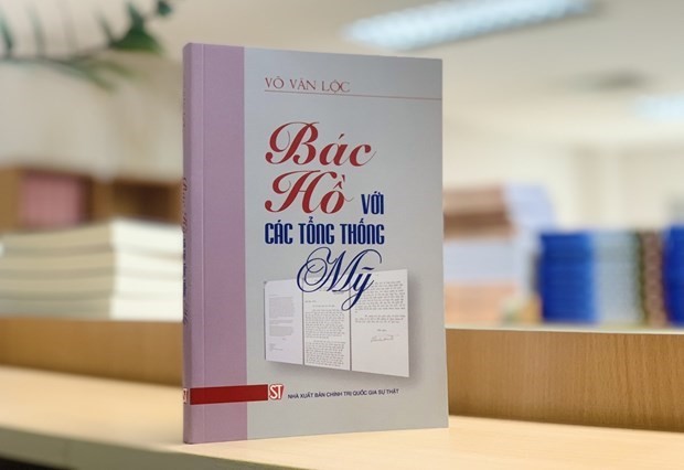 El libro "Bac Ho voi cac Tong thong My" (Tío Ho con presidentes de EE. UU.) de Vo Van Loc. (Fotografía: hanoimoi.com.vn)