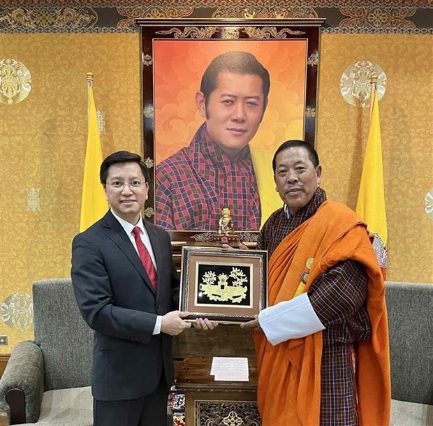 El embajador de Hanói en la India, concurrente en Nepal y Bután, Nguyen Thanh Hai, y el presidente del Consejo Nacional Wangchuk Namgyel. (Fotografía: VNA)