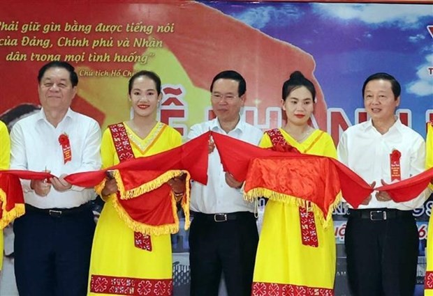 El presidente Vo Van Thuong (centro) en el acto de inauguración. (Fotografía: VNA)