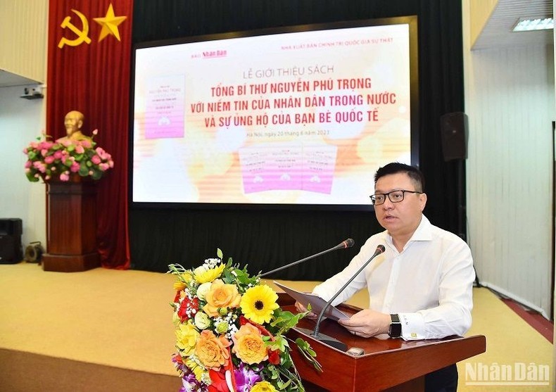 El presidente-editor de Nhan Dan, Le Quoc Minh, interviene en el acto. (Fotografía: Nhan Dan)
