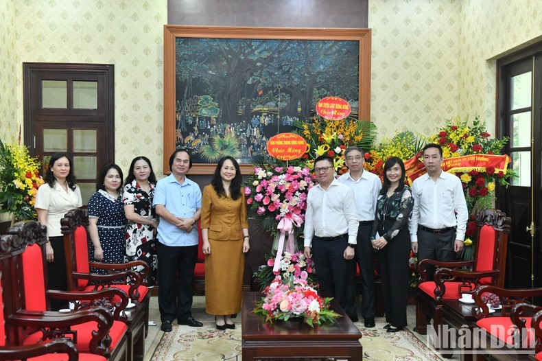 La delegación de la Oficina Central del Partido felicita a Nhan Dan por la efeméride.