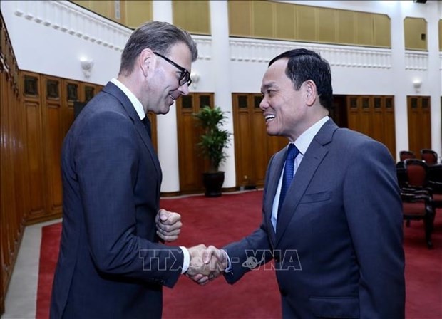 El vice primer ministro vietnamita Tran Luu Quang recibe al presidente del Parlamento Europeo para las Relaciones con los países del Sudeste Asiático y Asean, Daniel Caspary. (Fotografía: VNA)