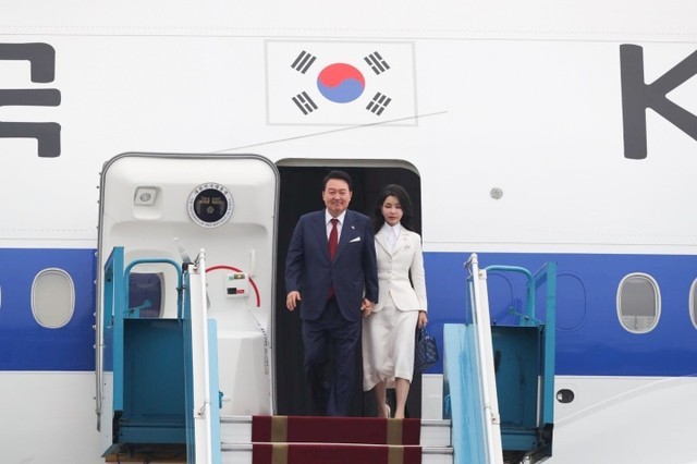 El presidente de Corea del Sur, Yoon Suk-yeol, y su esposa llegan a Hanói la mañana del 22 de junio, dando inicio a una visita estatal por invitación del presidente Vo Van Thuong.