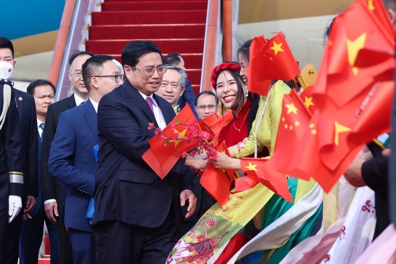 El primer ministro de Vietnam, Pham Minh Chinh, saluda a la comunidad de connacionales residentes en China. (Fotografía: VGP)