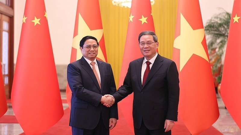 El primer ministro de Vietnam, Pham Minh Chinh (izquierda), y su homólogo chino, Li Qiang. (Fotografía: Nhan Dan)