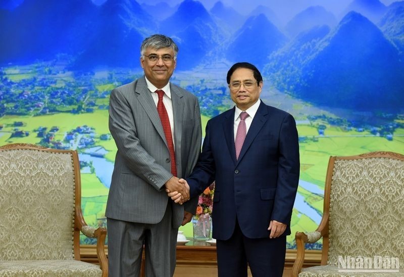 El primer ministro de Vietnam, Pham Minh Chinh (derecha), recibe a Sanjaya Panth, subdirector del Departamento de Asia y Pacífico del FMI. (Fotografía: Nhan Dan)