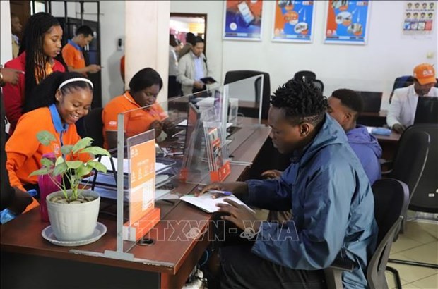 Clientes mozambiqueños se registran para servicios de telecomunicaciones en la sucursal de Movitel en la provincia de Matola. (Fotografía: VNA)