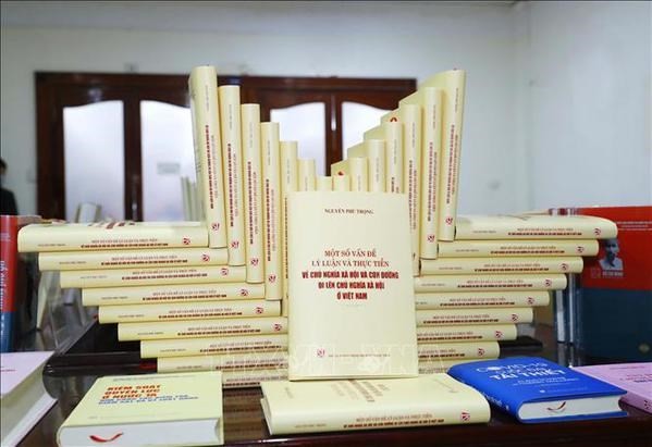 El libro sobre el socialismo del secretario general Nguyen Phu Trong. (Fotografía: VNA)