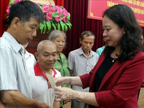 La vicepresidenta de Vietnam, Vo Thi Anh Xuan, entrega obsequios a pobladores en el distrito de Ha Quang. (Fotografía: VNA)