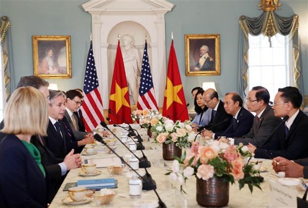 El jefe de la Comisión de Relaciones Exteriores del Comité Central del Partido Comunista de Vietnam, Le Hoai Trung, se reúne con el secretario de Estado de Estados Unidos, Antony Blinken. (Fotografía: VNA)