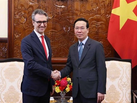 El presidente de Vietnam, Vo Van Thuong (derecha), y el saliente embajador Giorgio Aliberti, jefe de la delegación de la Unión Europea en Vietnam. (Fotografía: VNA)