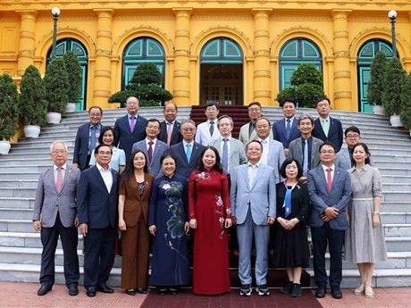 La vicepresidenta Vo Thi Anh Xuan y representantes de la Asociación de Surcoreanos. (Fotografía: VNA)