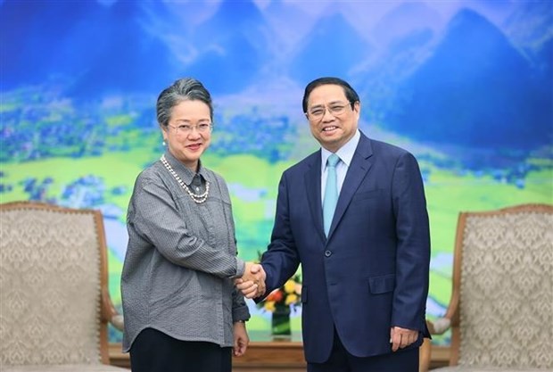 El primer ministro de Vietnam, Pham Minh Chinh, y Armida Salsiah Alisjahbana vicesecretaria general de las Naciones Unidas y secretaria ejecutiva de la Comisión Económica y Social de esa organización en Asia-Pacífico. (Fotografía: VNA)