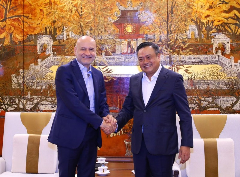 El presidente del Comité Popular de Hanói, Tran Sy Thanh (derecha), y el saliente embajador de Italia, Antonio Alessandro. (Fotografía: hanoimoi.com.vn)