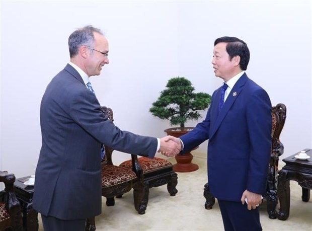 El vice primer ministro de Vietnam Tran Hong Ha (derecha) y Frank Jotzo, profesor de energía y cambio climático de la Universidad Nacional de Australia. (Fotografía: VNA)
