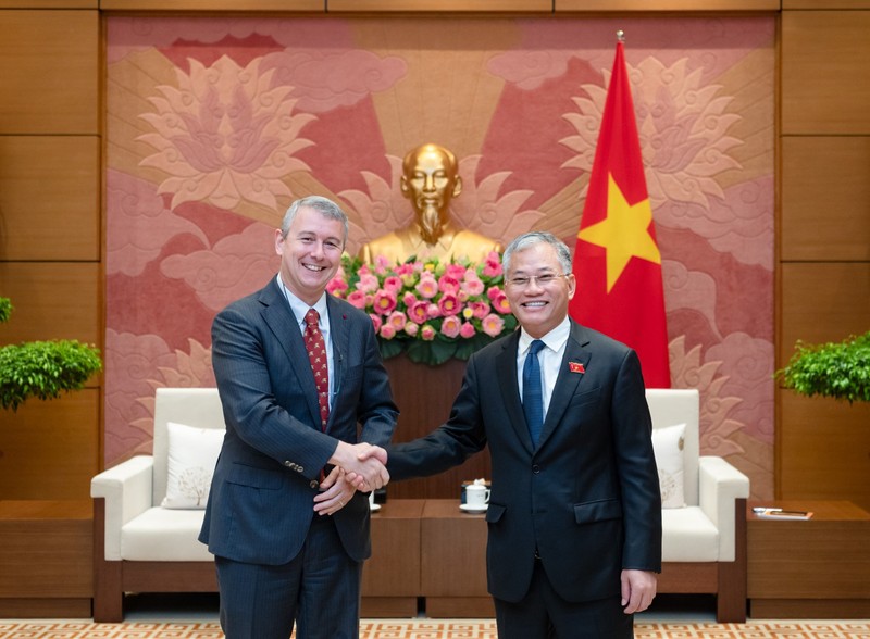 El subjefe de la Comisión de Asuntos Exteriores de la Asamblea Nacional de Vietnam Don Tuan Phong (derecha) y el embajador de Bélgica en el país, Karl Hendrik Margareta Van Den Bossche. (Fotografía: daibieunhandan.vn)