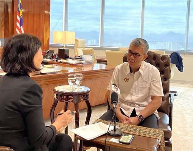 Entrevista con el ministro de Inversión, Comercio e Industria Internacional de Malasia (MITI), Tengku Datuck Seri Utama Zafrul. (Fotografía: VNA)