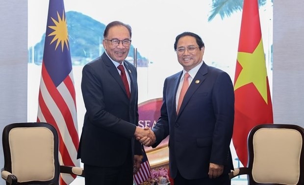 El primer ministro de Vietnam, Pham Minh Chinh (derecha), se reúne con su homólogo de Malasia, Anwar Ibrahim, con motivo de la 42 Cumbre de la Asean, en Indonesia. (Fotografía: VNA)