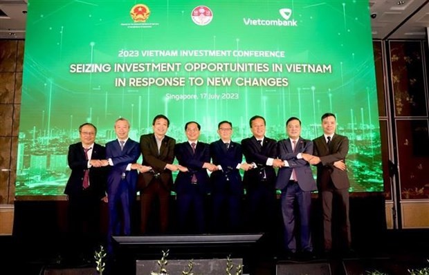 El ministro de Relaciones Exteriores de Vietnam, Bui Thanh Son (cuarta de izquierda a derecha), y delegados en la conferencia. (Fotografía: VNA)