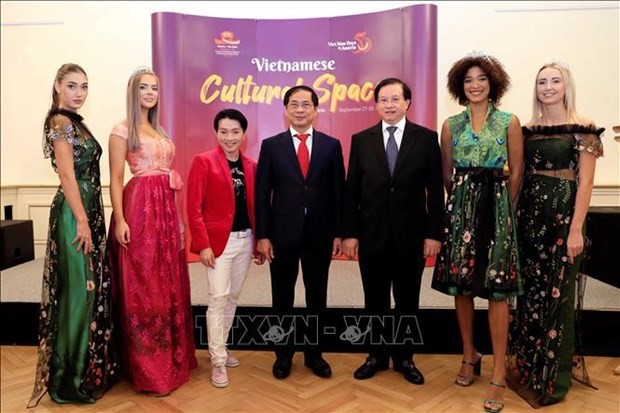 El canciller vietnamita, Bui Thanh Son (centro); el viceministro de Cultura, Deportes y Turismo Ta Quang Dong (tercero desde la derecha); La Hong (tercero desde la izquierda) y modelos de un desfile de Ao Dai en el Día de Vietnam en Austria. (Fotografía: VNA)
