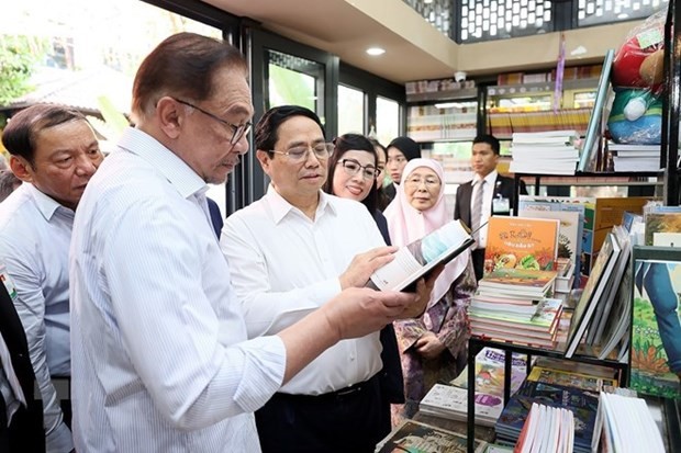 El primer ministro de Vietnam, Pham Minh Chinh, y su homólogo malasio, Anwar Ibrahim, visitan una librería en la Calle del Libro en Hanói. (Fotografía: VNA)