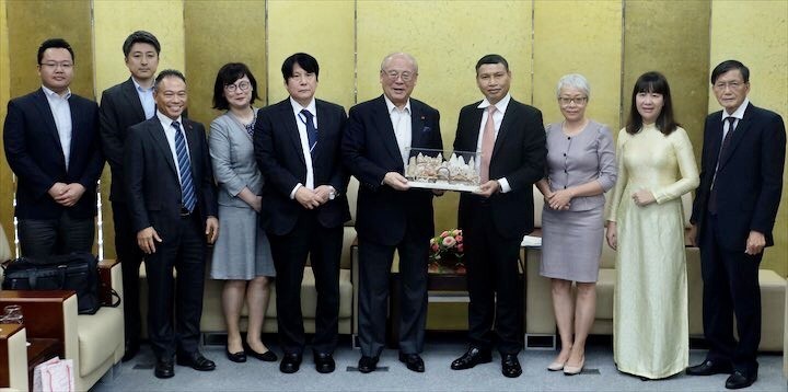 Entrega de un regalo de recuerdo a Takebe Tsutomu, asesor especial de la Alianza de Diputados de Amistad Japón-Vietnam. (Fotografía: danang.gov.vn)