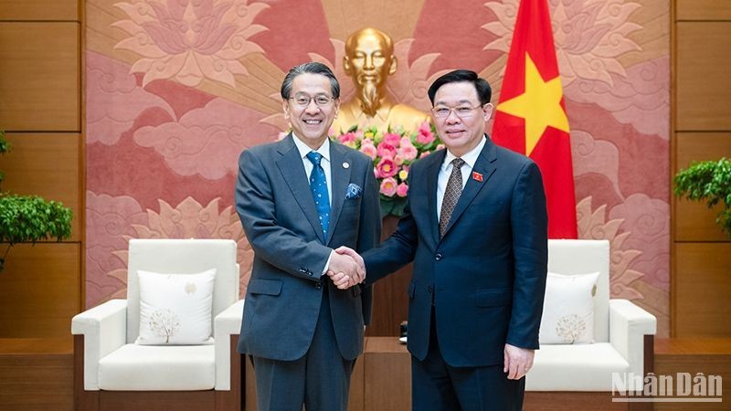 El presidente de la Asamblea Nacional de Vietnam, Vuong Dinh Hue (derecha), recibe a Maeda Tadashi, asesor especial del Gabinete de Japón y gobernador del Banco Japonés para la Cooperación Internacional. (Fotografía: Nhan Dan)