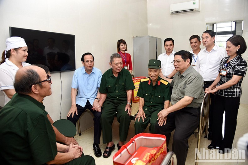 El primer ministro de Vietnam, Pham Minh Chinh, visita el Centro de enfermería para inválidos de guerra de Nho Quan. (Fotografía: VNA)
