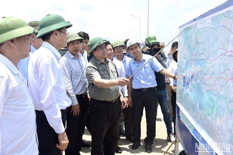 El primer ministro de Vietnam, Pham Minh Chinh, inspecciona la implementación del proyecto. (Fotografía: VNA)