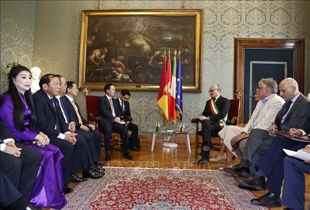 Como parte de su visita estatal a Italia, el presidente vietnamita, Vo Van Thuong, sostuvo un encuentro con el alcalde de la ciudad de Roma, Roberto Gualtieri. (Fotografía: VNA)