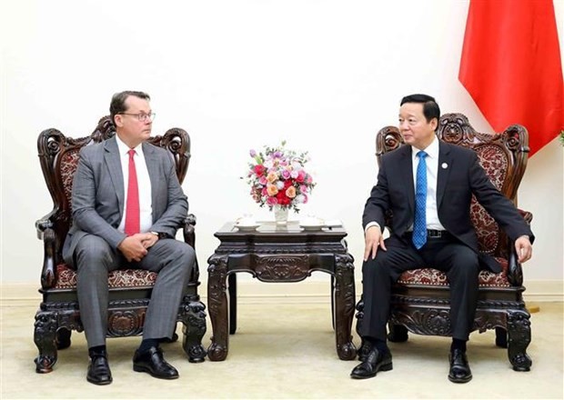 El vice primer ministro Tran Hong Ha recibe a Steven Winn, estratega jefe global y director ejecutivo senior de JERA. (Fotografía: VNA)