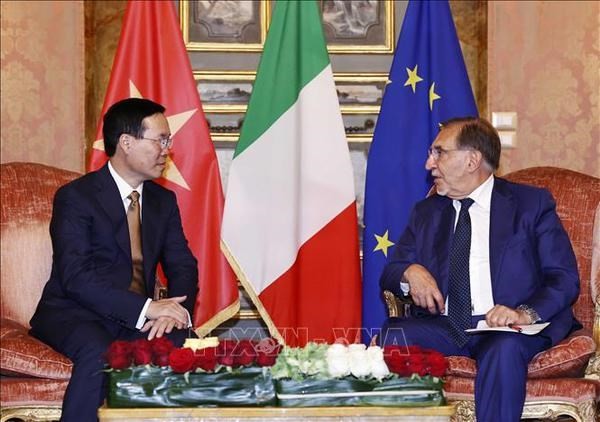 Durante la visita de Estado a Italia, en la tarde del 26 de julio de 2023 (hora local), en Roma, el presidente Vo Van Thuong se reúne con el presidente del Senado italiano, Ignazio La Russa. (Fotografía: VNA)