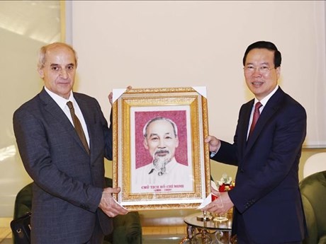 El presidente de Vietnam, Vo Van Thuong (derecha), obsequia un retrato del Presidente Ho Chi Minh al secretario general del Partido Comunista Italiano, Mauro Alboresi. (Fotografía: VNA)