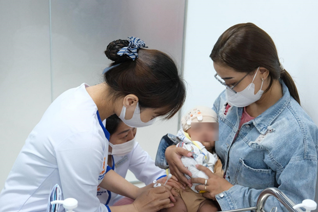 Vacunación a un bebé en Vietnam. (Fotografía: VNA)