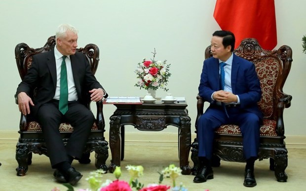 El vice primer ministro vietnamita Tran Hong Ha (derecha) y Graham Stuart, ministro británico de Seguridad Energética y Net Zero. (Fotografía: VNA)