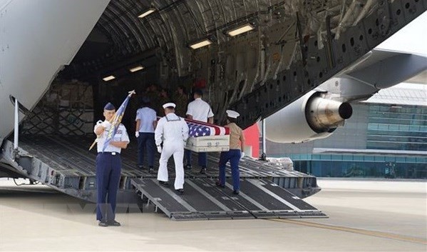 Una ceremonia de repatriación de los restos de soldados estadounidenses en el aeropuerto internacional de Da Nang. (Fotografía: VNA)