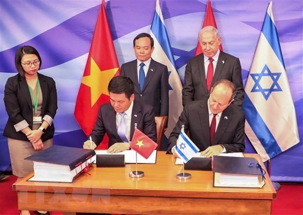 El ministro de Industria y Comercio de Vietnam, Nguyen Hong Dien (izquierda), y su homólogo de Israel, Nir Barkat, firman el 25 de julio el Tratado de Libre Comercio bilateral en Tel Aviv. (Fotografía: VNA)