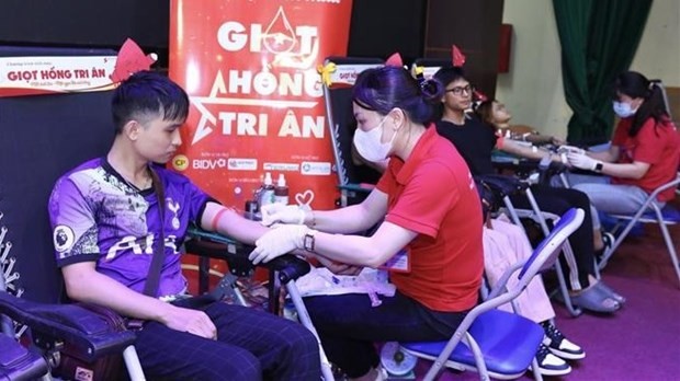 Voluntarios donan sangre en el programa de “Recorrido Rojo de 2023” en Hanói. (Fotografía: VNA)
